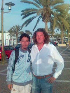 bon la c le grand entraineur brono mitso.je l'ai rencontre ds la cote a agadir.vous savez il est tres modeste ainsi que tres gentil.
